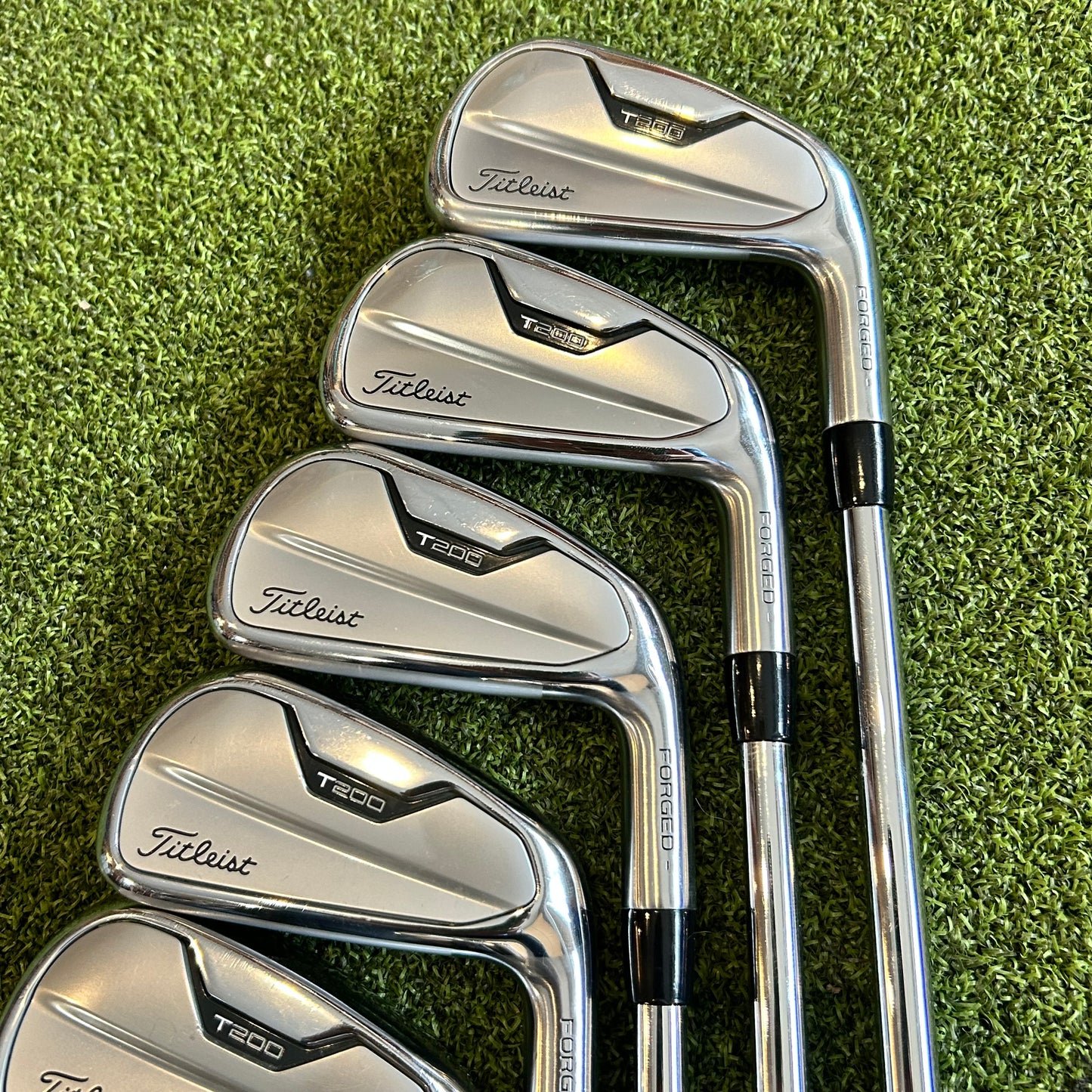 RH Titleist T200 Iron Set (3-PW). Regular Flex Steel.