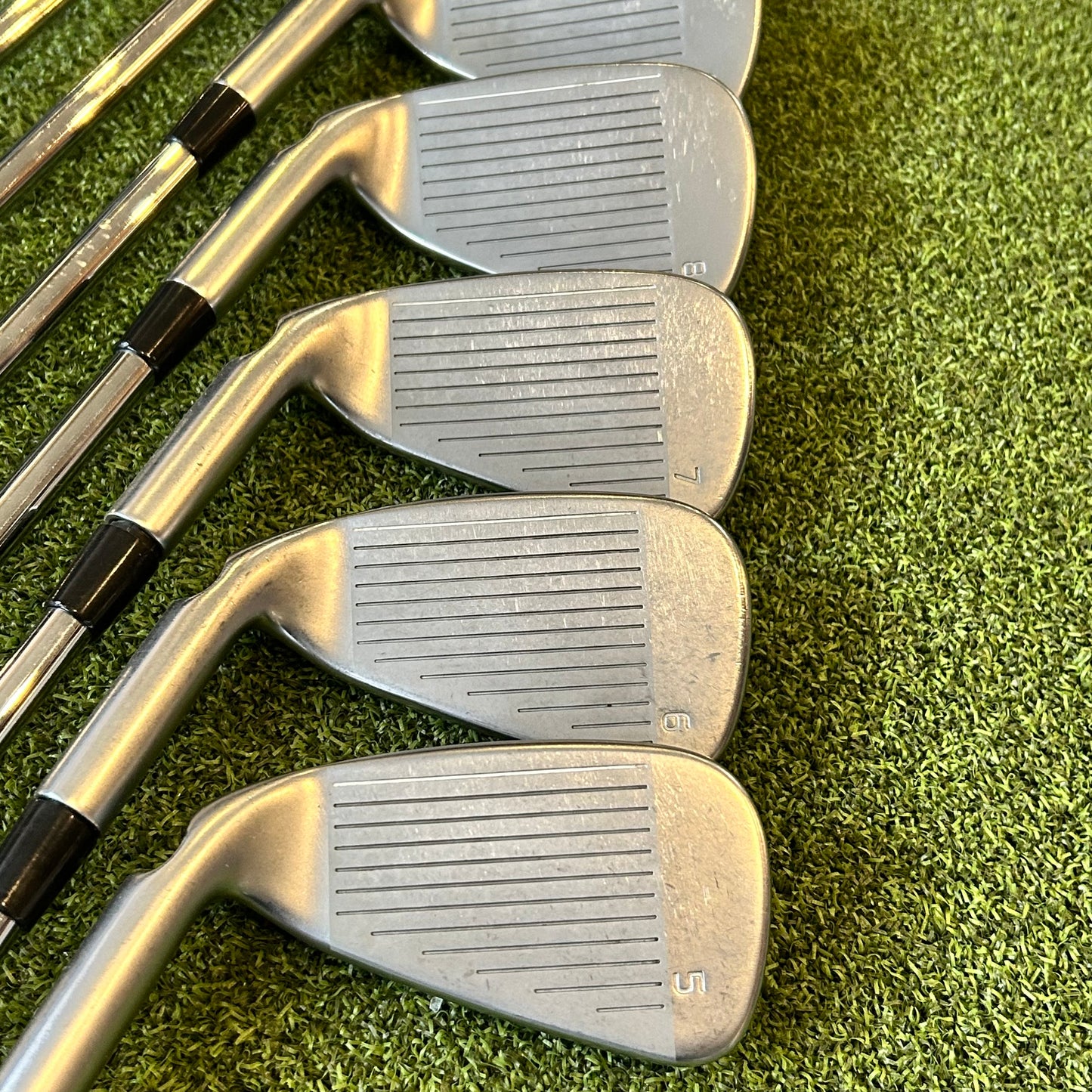 RH Ping G425 Iron Set (5-PW, UW) Blue Dot. Regular Flex Steel.