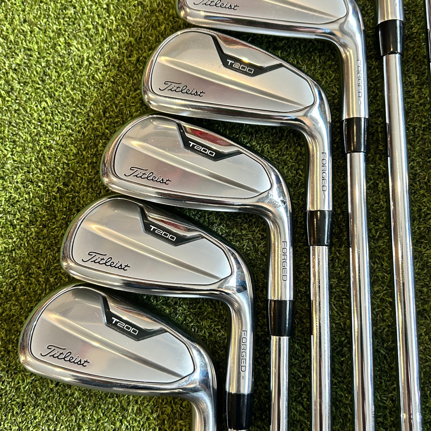 RH Titleist T200 Iron Set (3-PW). Regular Flex Steel.