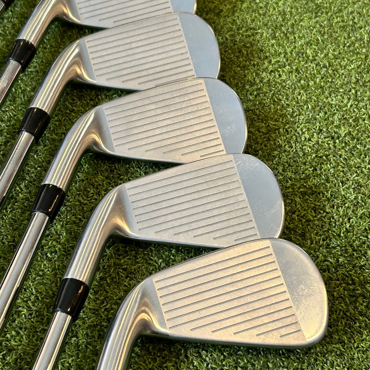 RH Titleist T200 Iron Set (3-PW). Regular Flex Steel.