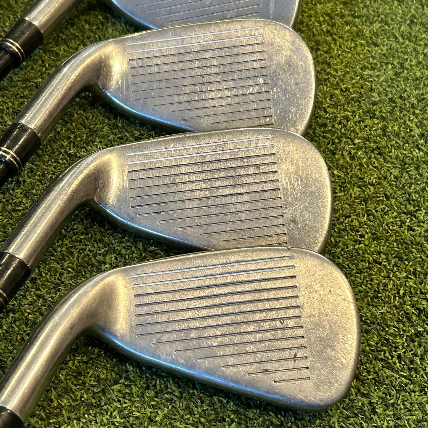 RH Taylormade Burner Plus Iron Set. Regular Flex Graphite.