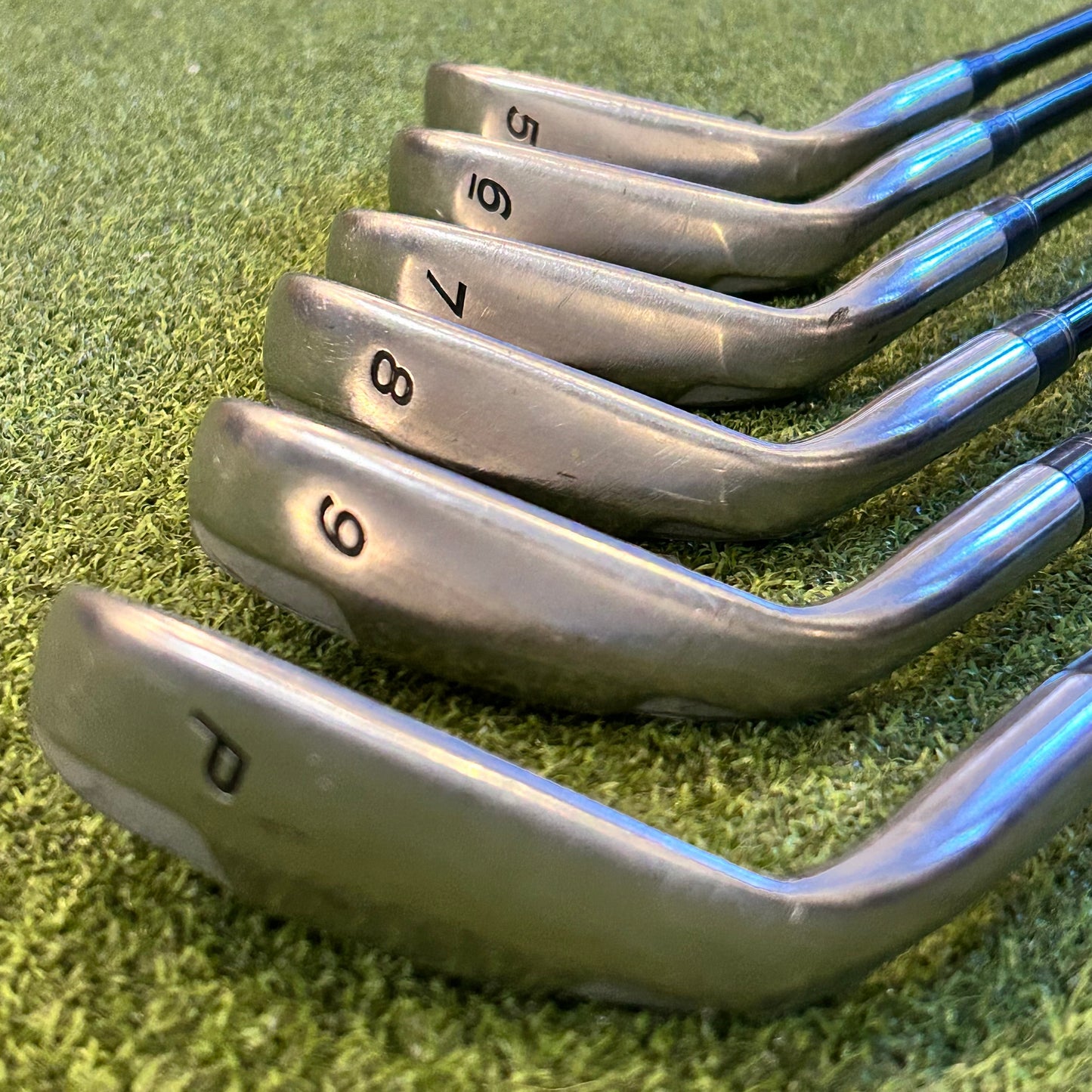 RH Taylormade Burner Plus Iron Set. Regular Flex Graphite.