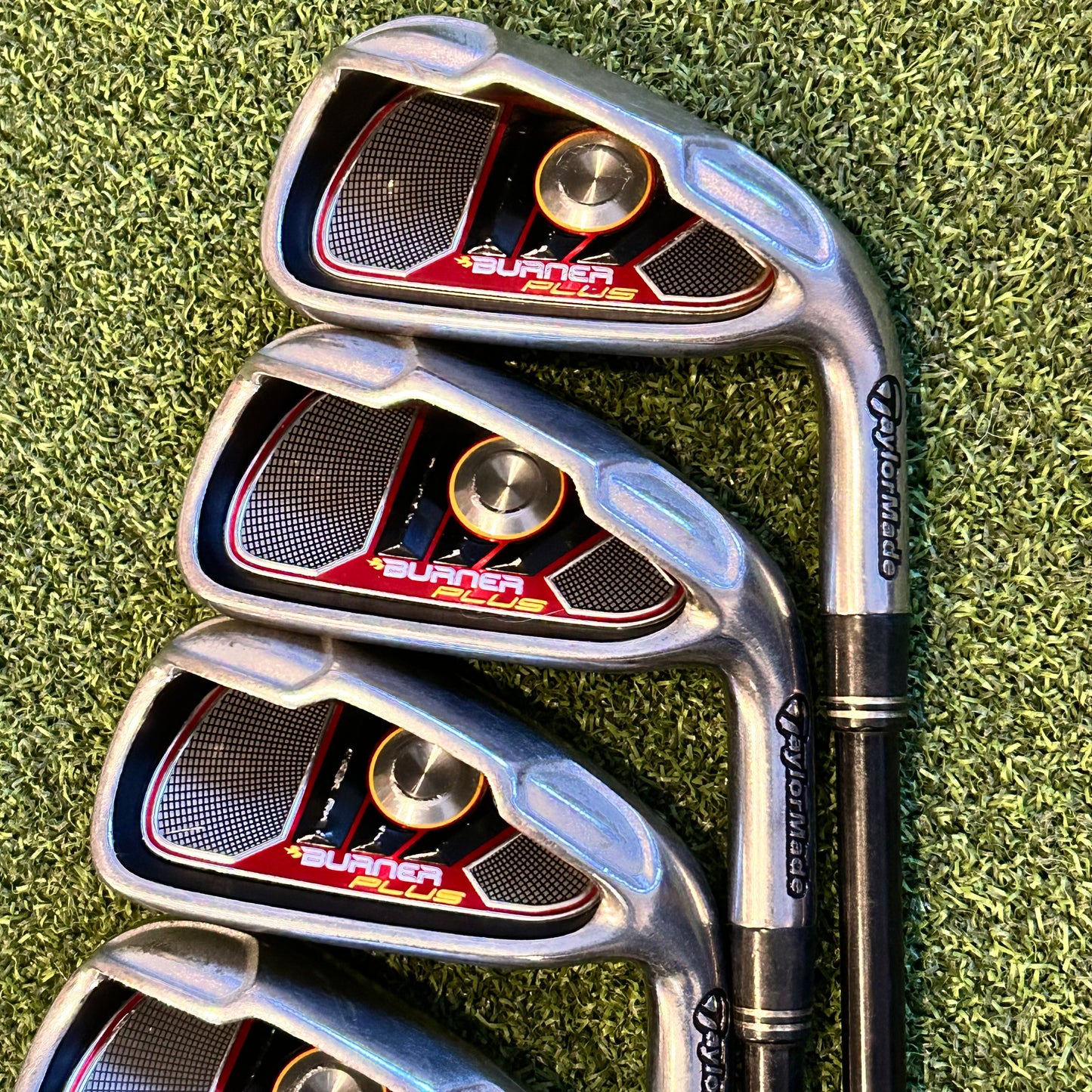 RH Taylormade Burner Plus Iron Set. Regular Flex Graphite.