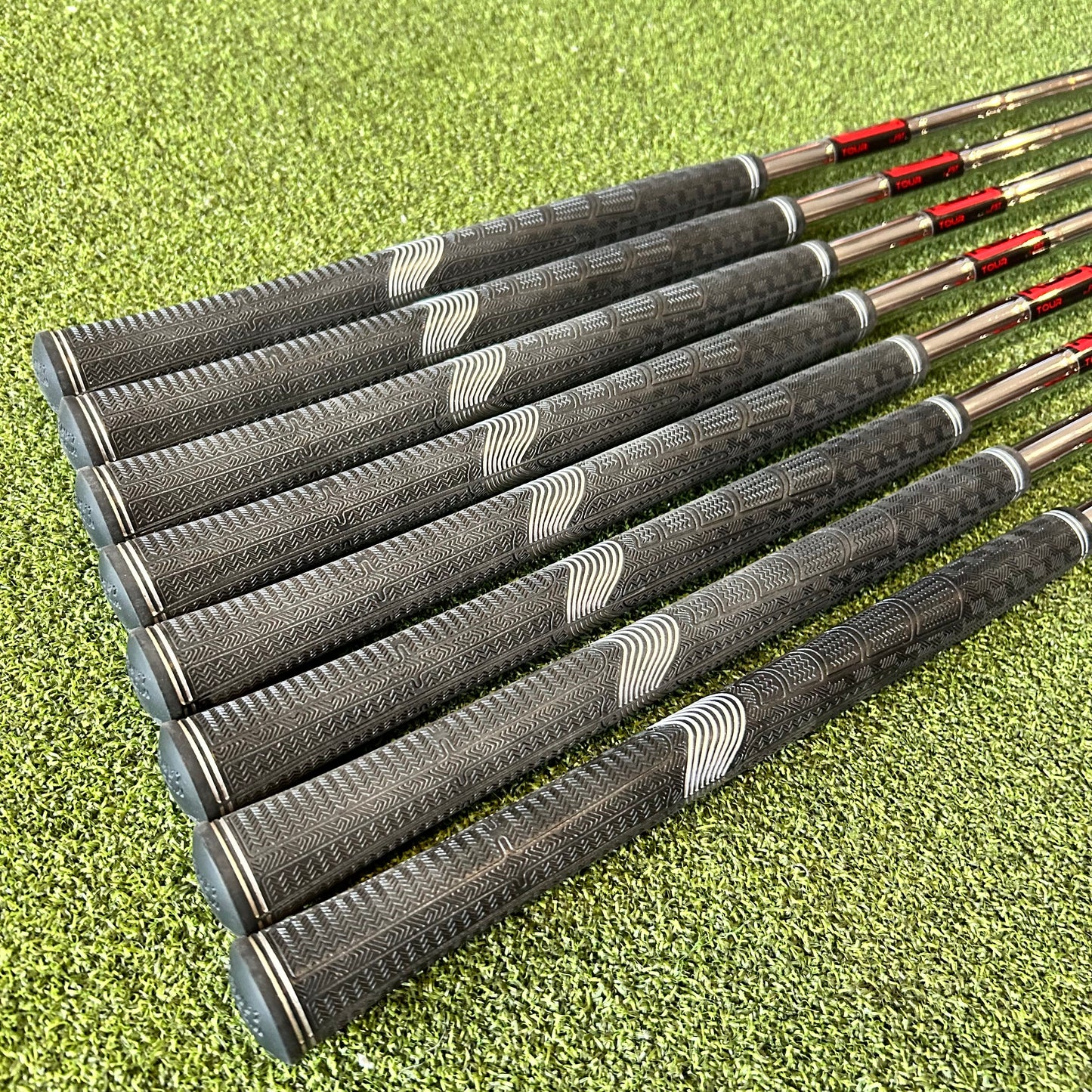 RH Titleist T200 Iron Set (3-PW). Regular Flex Steel.