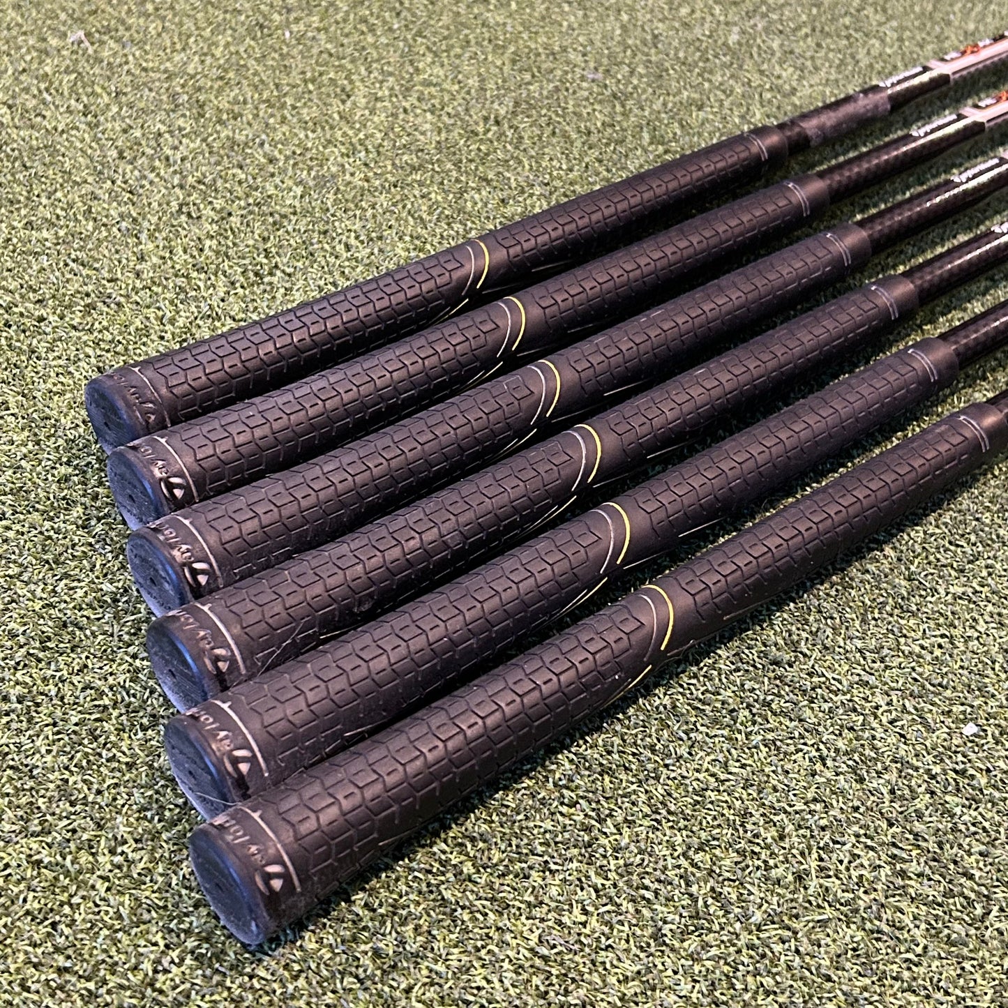 RH Taylormade Burner Plus Iron Set. Regular Flex Graphite.