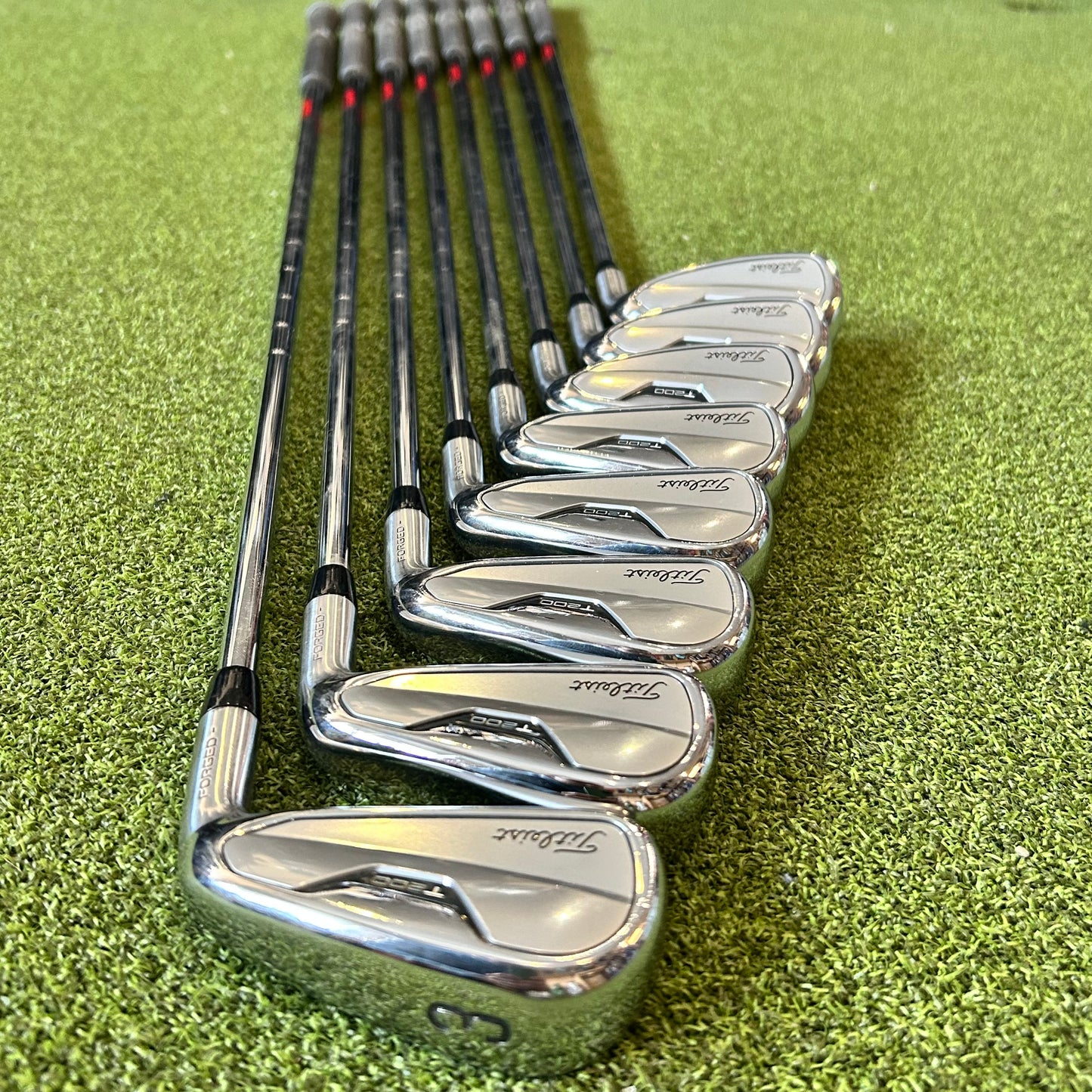 RH Titleist T200 Iron Set (3-PW). Regular Flex Steel.