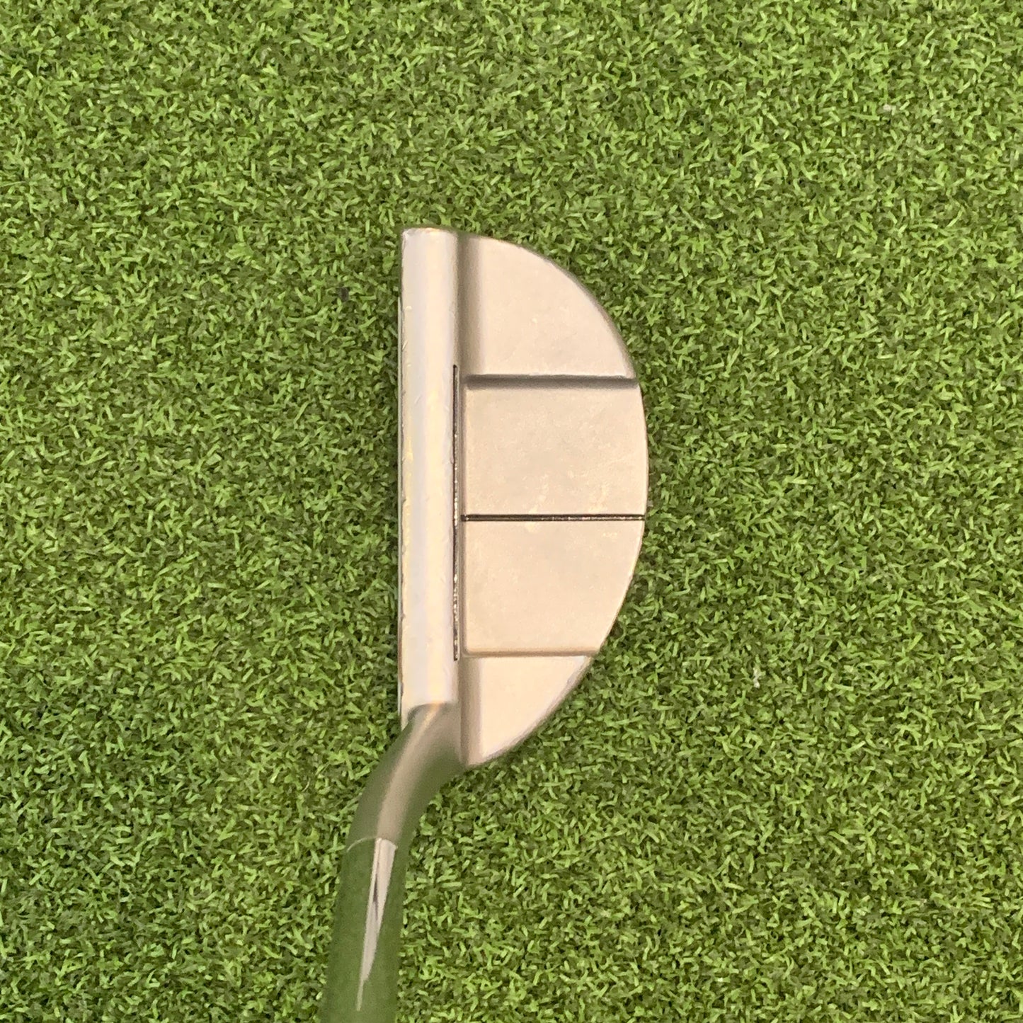 RH Odyssey White Hot XG #9 Putter. 32.5 IN.