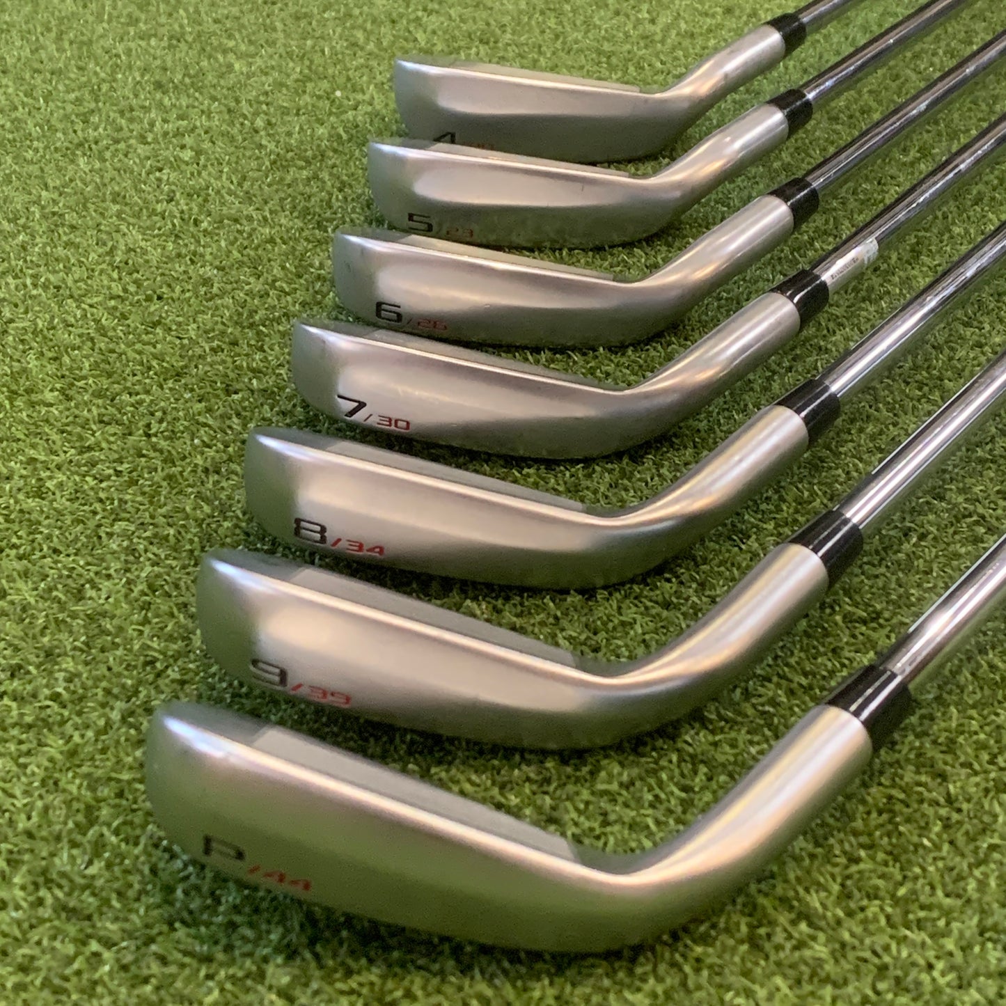 RH Cleveland Launcher UHX Iron Set (4-PW). Regular Flex.