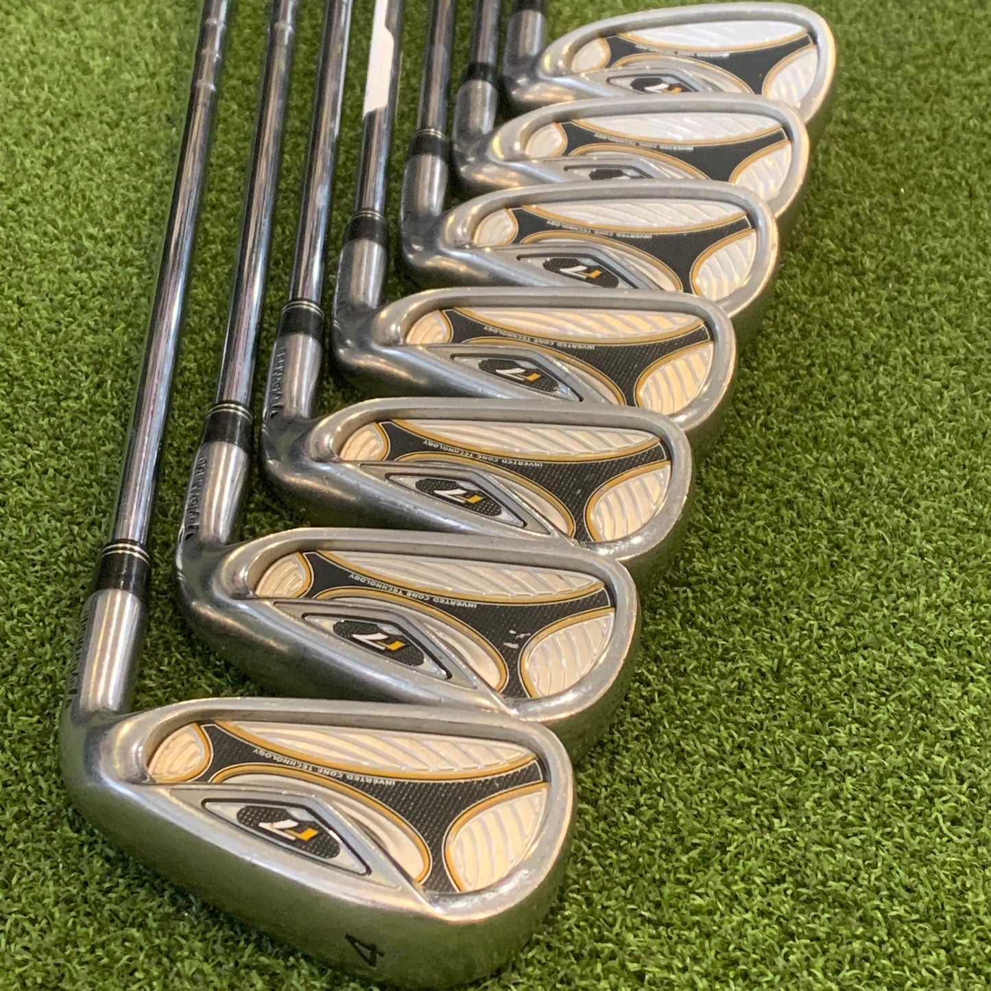 RH Taylormade R7 Iron Set (4-PW). Stiff Flex.