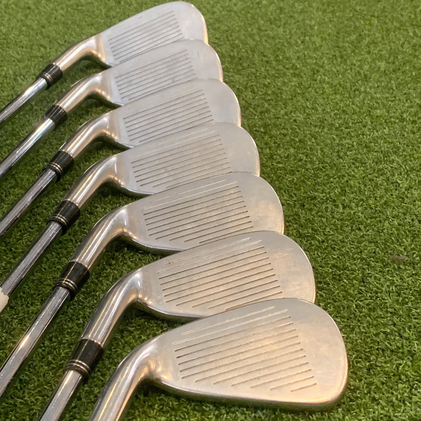 RH Taylormade R7 Iron Set (4-PW). Stiff Flex.