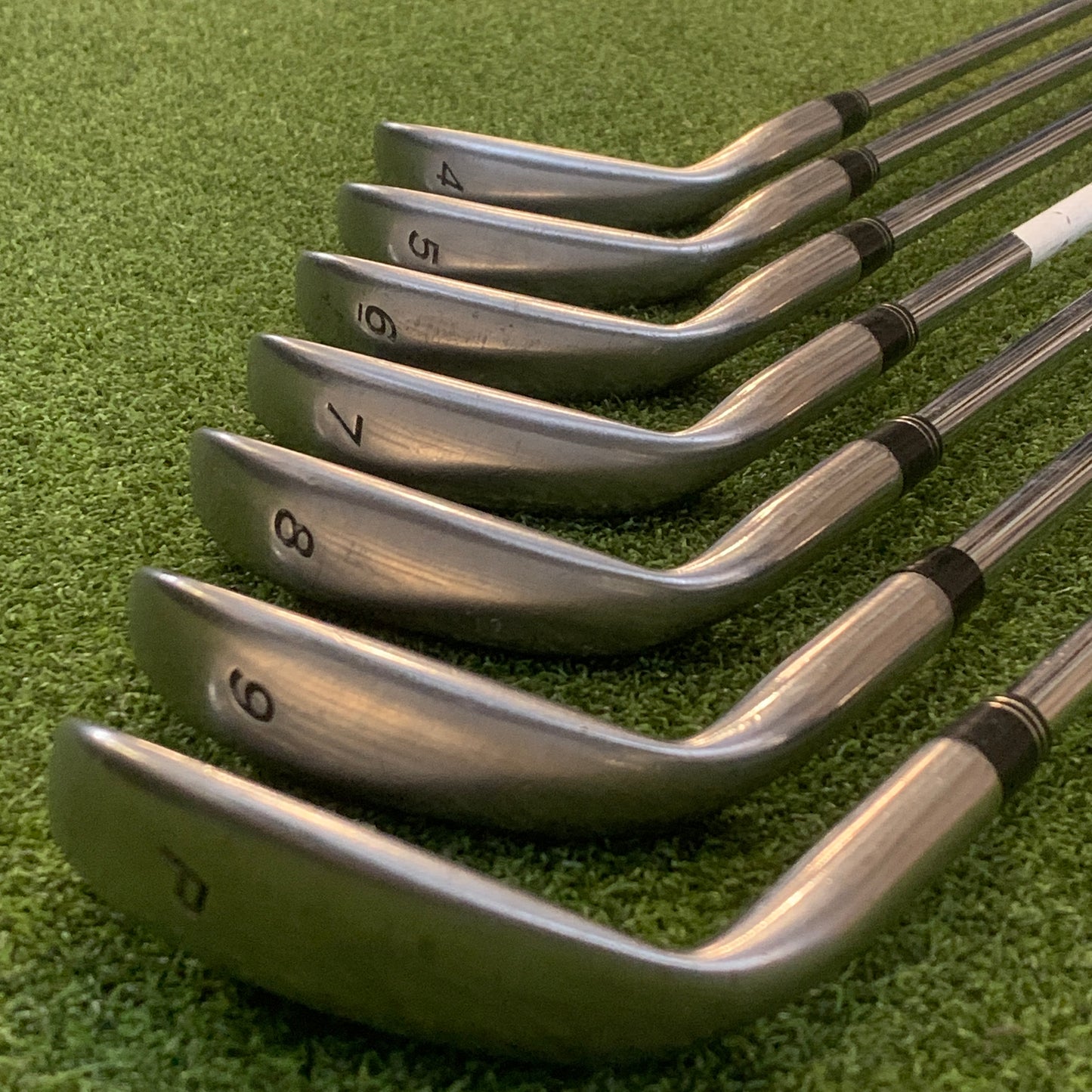 RH Taylormade R7 Iron Set (4-PW). Stiff Flex.