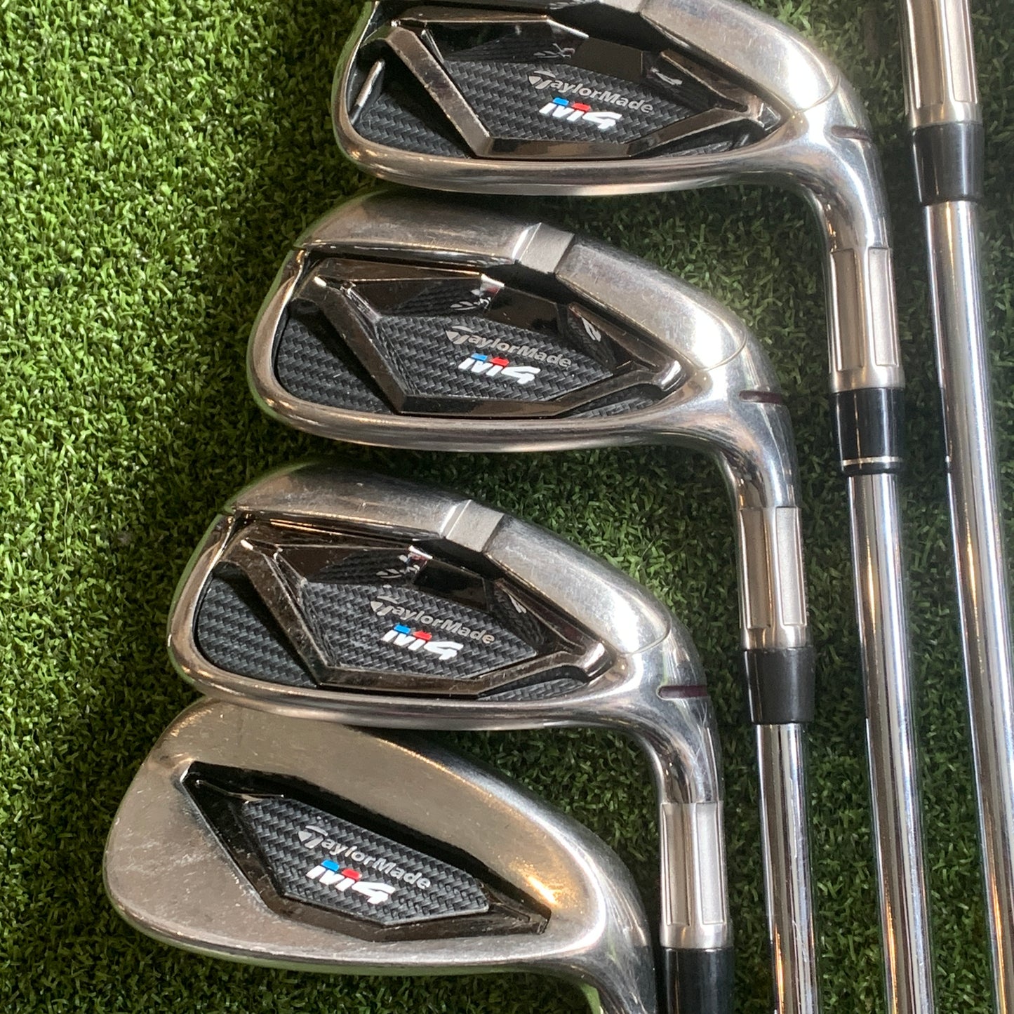 RH Taylormade M4 Iron Set (5-PW, AW). Regular Flex.