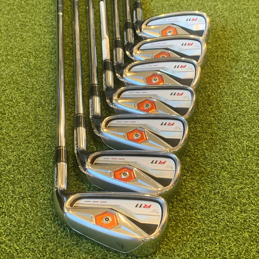 RH Taylormade R11 Iron Set (4-PW). Regular Flex.