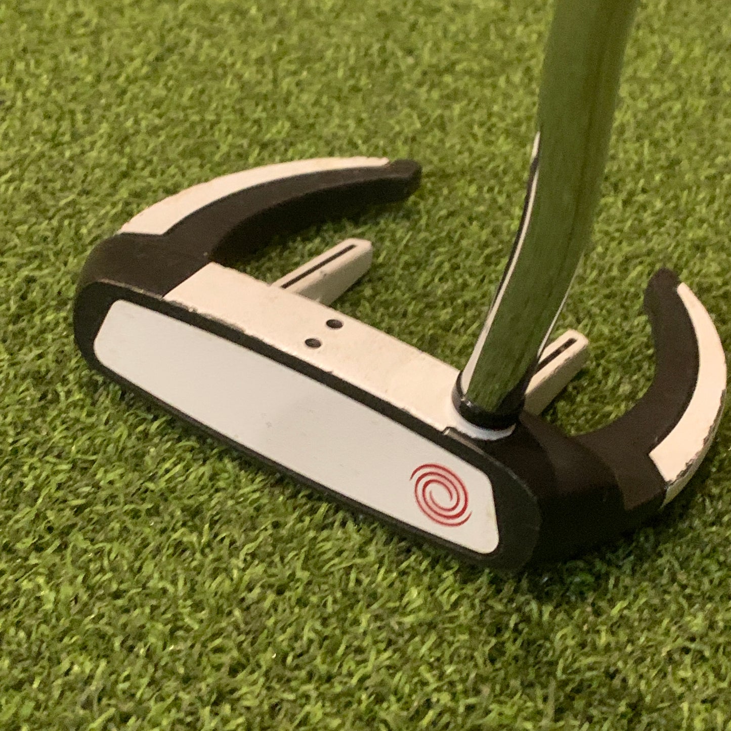 RH Odyssey Versa Sabertooth Putter. 35 IN.